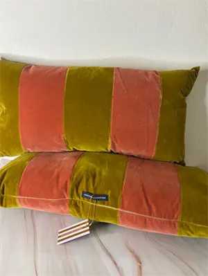 Christina Lundsteen - Stripe Velvet pude - Golden olive/blush - 40x80cm